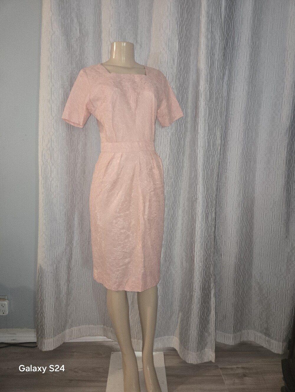vintage-style peach-pink short-sleeve sheath dress Small